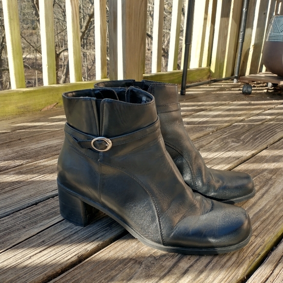 Prices are dropping ↘️ like the temperature! Boots by Nicole Miller size 8 - Picture 3 of 9